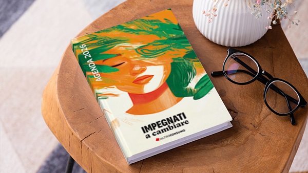 Agenda Altroconsumo 2026 su tavolo con occhiali