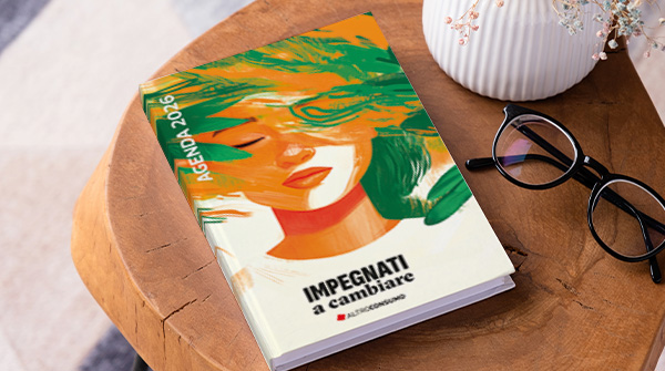 Agenda Altroconsumo 2026 su tavolo con occhiali