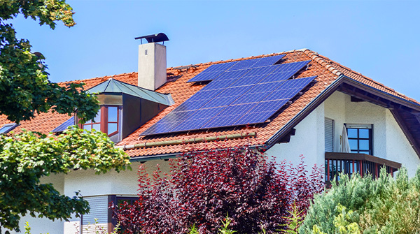 casa con pannelli fotovoltaici