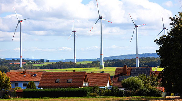 Tetti di case e pale eoliche