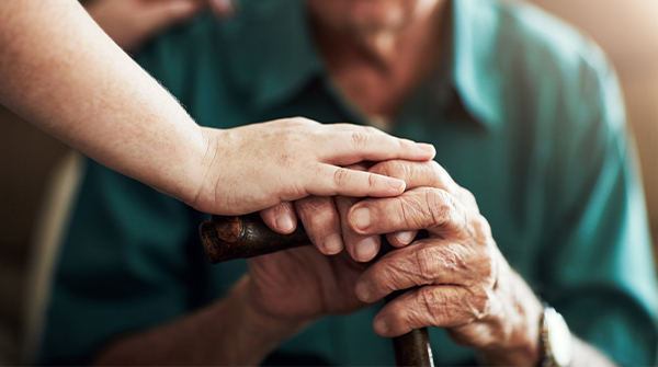 mano di anziano e giovane