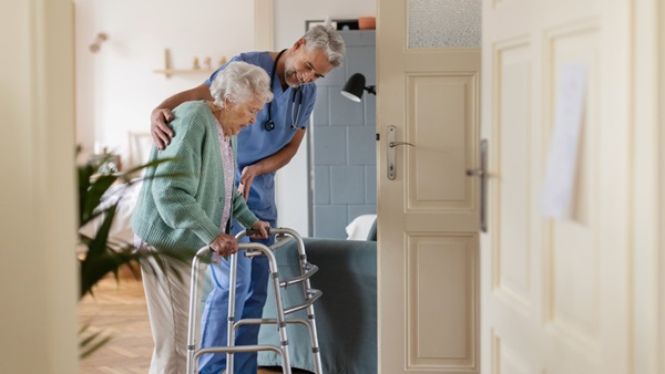 caregiver aiuta donna anziana