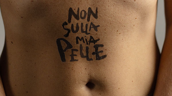 non sulla mia pelle scritto sulla pancia
