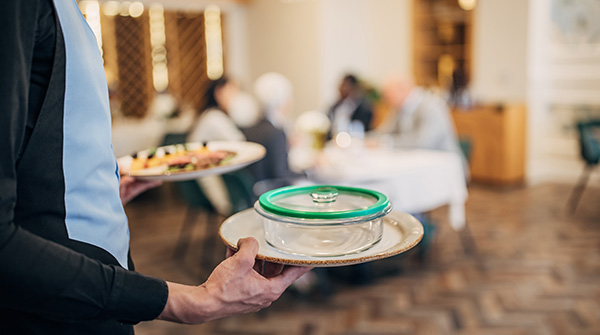 cameriere con doggy bag