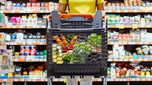 donna spinge carrello