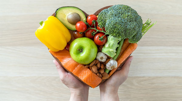 mani che tengono vassoio con cibo