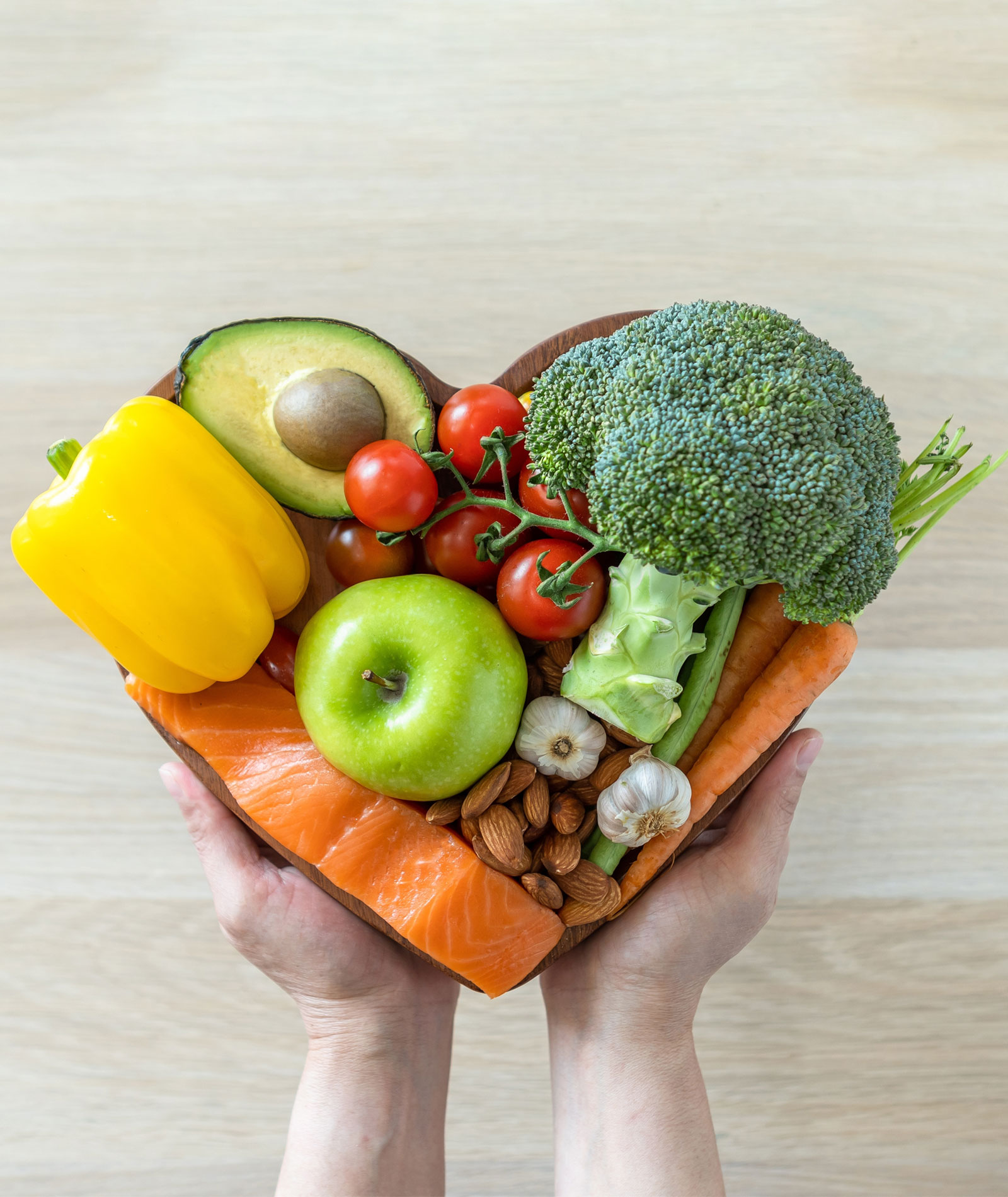 mani che tengono vassoio con cibo