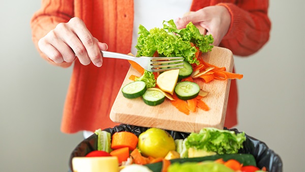 persona che butta alimenti