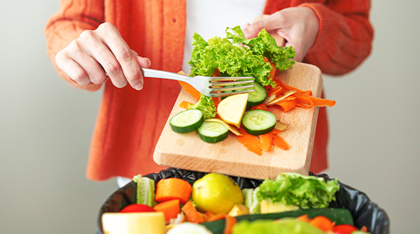 persona che butta alimenti