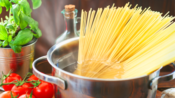 pentola con spaghetti