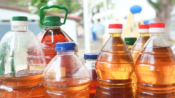 bottoglie di plastica varie con liquido giallo