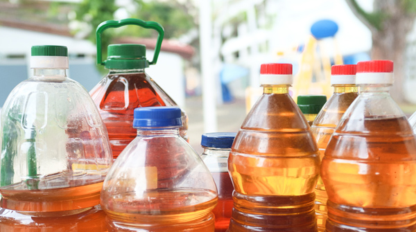 bottoglie di plastica varie con liquido giallo