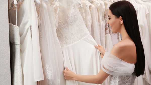 ragazza scieglie abito da sposa