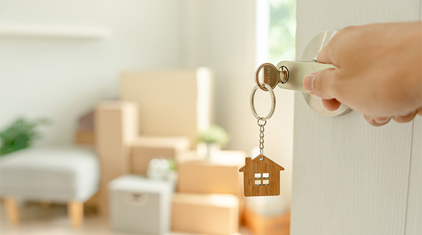 mano apre porta e chiave nella toppa