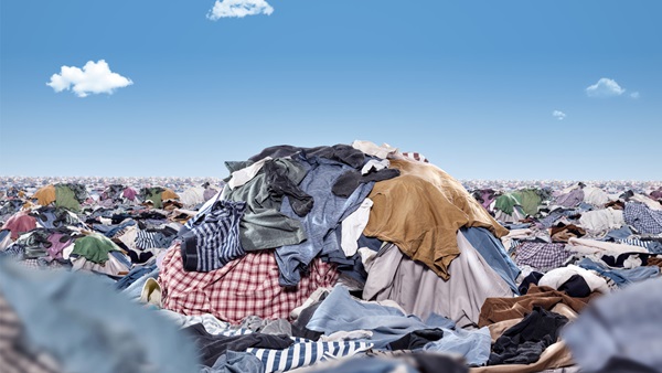 pila di vestiti buttati