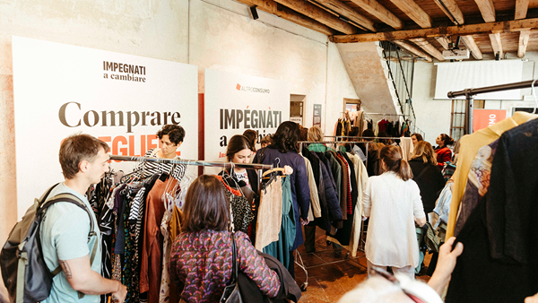 persone in negozio di abbigliamento