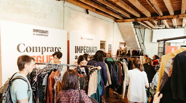 persone in negozio di abbigliamento