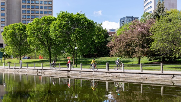 parco con persone in bici lungo il fiume