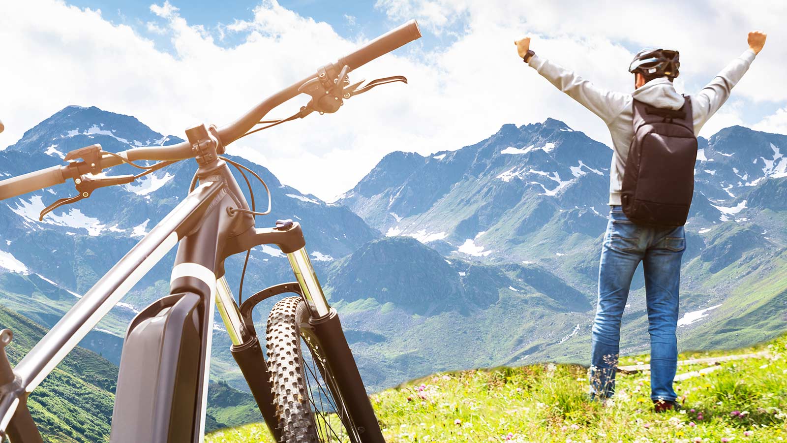 uomo in montagna con bicicletta elettrica