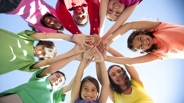 gruppo di ragazzi che sorridono a mani unite