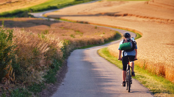 ciclista su strada in collina
