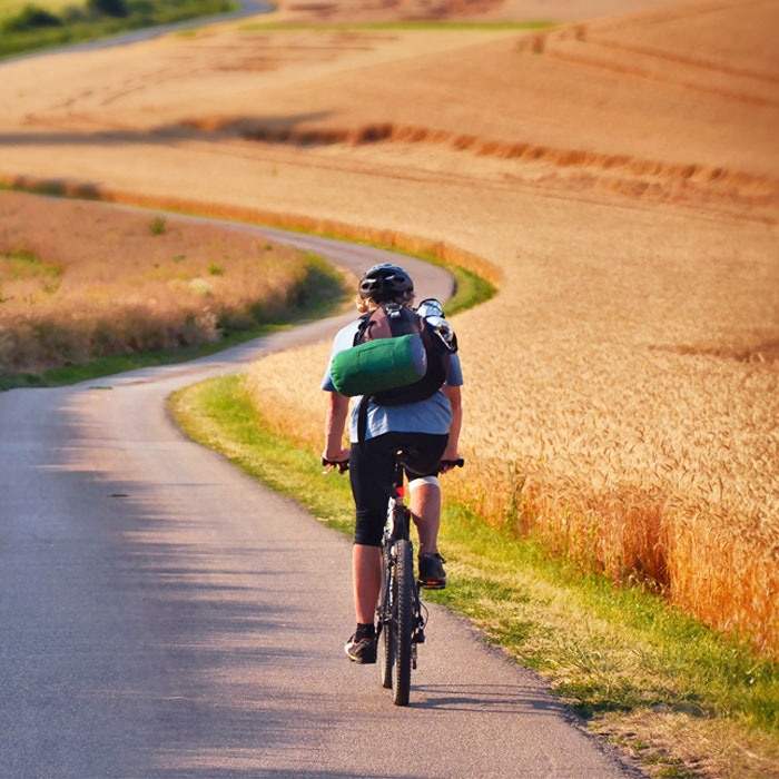 ciclista su strada in collina