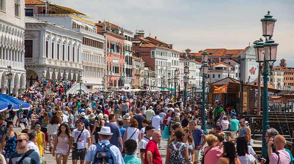 due persone che fanno trekking