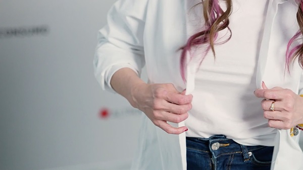 persona che aggiusta camicia