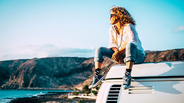 donna in barca a vela