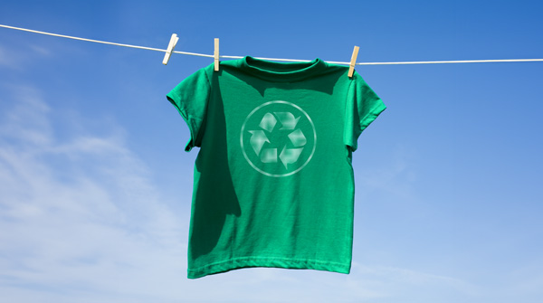 maglietta verde appesa all'aperto