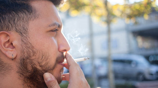 uomo fuma allaperto 600x335