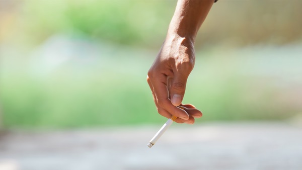 Mano con sigaretta